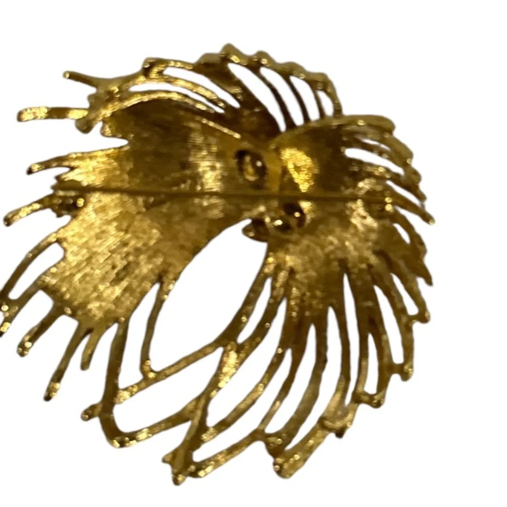 Vintage Monet Mirador
Brooch Gold Tone Starburst size 2" X 2" - Picture 6 of 17